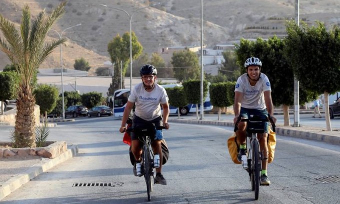 Hai CĐV đạp xe 8.000 km để xem World Cup