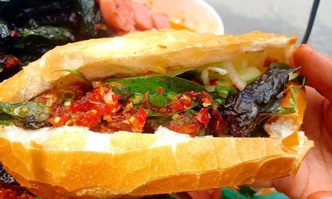 Gánh bánh mì bò lá lốt 'chạy lòng vòng'