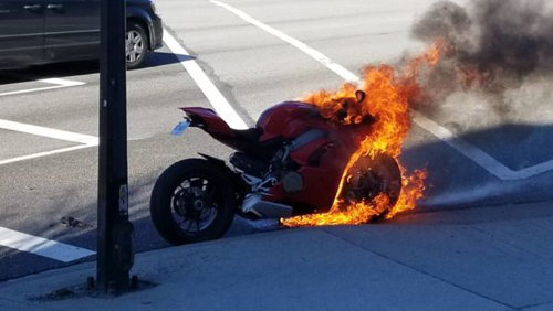 Siêu xe Ducati Panigale V4 bị "bà hỏa" viếng thăm
