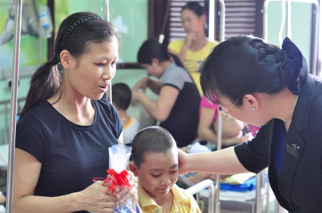 VID và MARITIME BANK tiếp tục trao quà từ thiện tại Bệnh viện Nhi Trung ương.