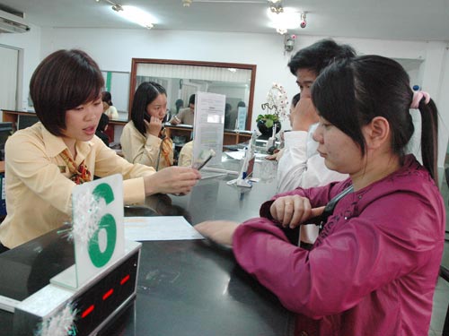 Lãi suất 'bối rối' trước ngã ba đường
