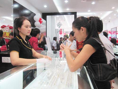 Vàng nữ trang “núp bóng” 