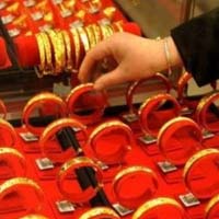 Bị bán tháo, giá vàng chao đảo 