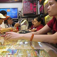 Người dân ồ ạt mua vàng SJC 