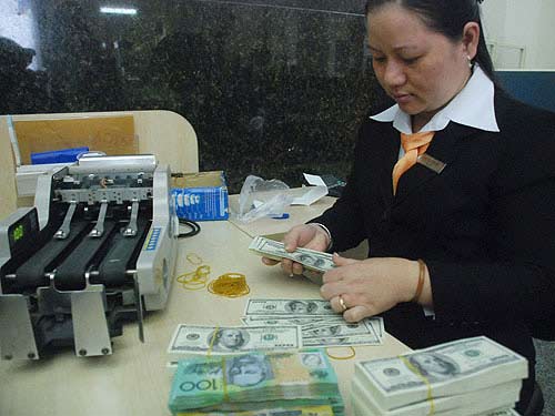 NHNN mạnh tay "trị" thói quen xài USD 
