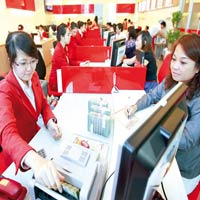 Ngân hàng trăm "chiêu" hút vốn 
