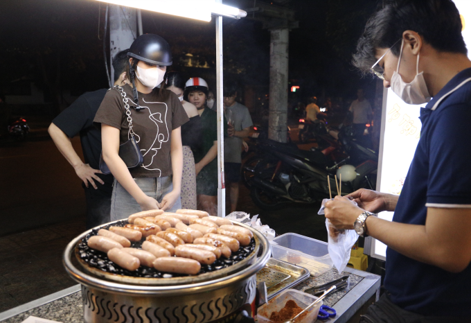 Giới trẻ Sài Gòn xếp hàng mua xúc xích nướng đá