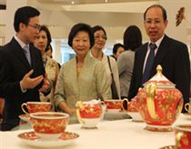 Phu nhân Tổng thống Singapore ấn tượng với gốm sứ Việt