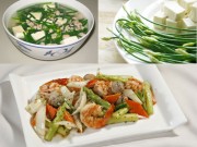 Bữa trưa giản dị với măng tây xào tôm, canh hẹ đậu phụ