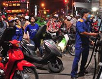 Taxi giành vòi tự đổ xăng trước giờ tăng giá