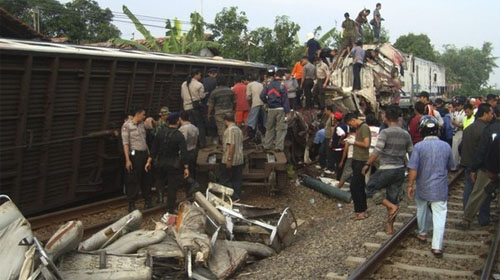 Tai nạn tàu hỏa ở Indonesia, 30 người chết 