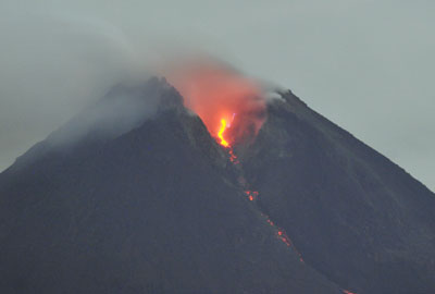  Núi lửa Merapi phun dung nham  