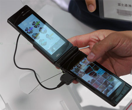 Ấn tượng điện thoại 2 màn hình cảm ứng của Fujitsu  