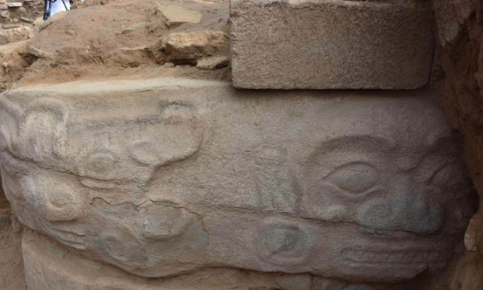 Khuôn mặt vị vua chạm khắc dưới chân kim tự tháp 4.200 năm