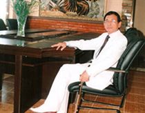 Đời kinh doanh của lão đại gia lấy vợ 20 tuổi