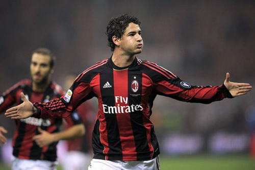 “Vịt con” Pato đưa Milan vào bán kết Coppa Italia