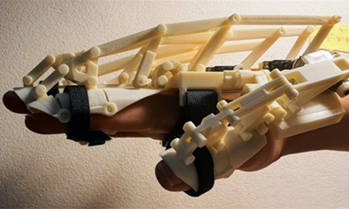 Sinh viên chế tạo tay robot cho người sau tai biến