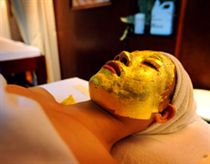 Đắp mặt nạ bằng vàng giá gần 2 triệu đồng
