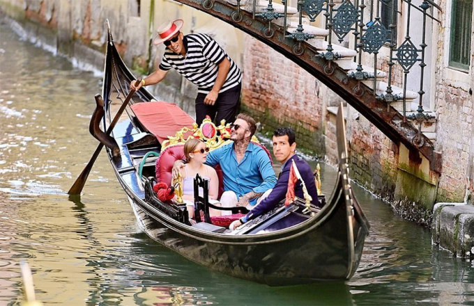 Chuyến dạo chơi Venice của Beckham và con gái