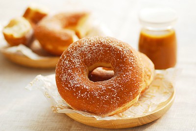 Ăn khuya ngon với bánh donut tơi xốp