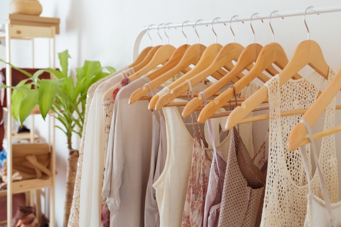 Bí quyết giặt và bảo quản quần áo mùa hè