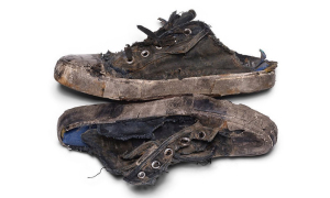Giày rách, 'bẩn' của Balenciaga giá 1.850 USD