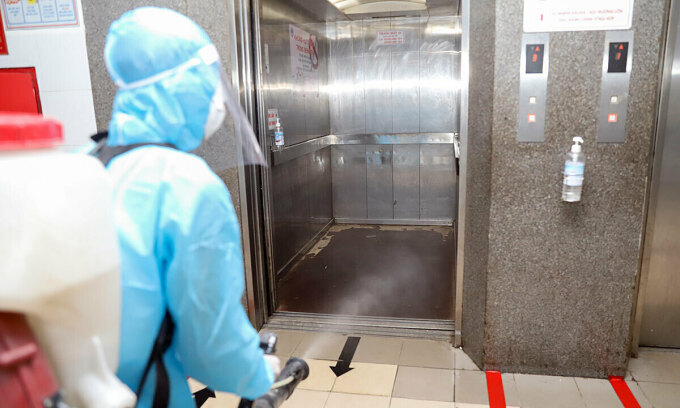 Tránh lây nhiễm nCoV khi đi chung thang máy