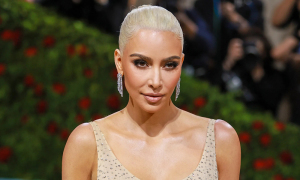 Kim Kardashian bị chỉ trích vì mặc váy của Marilyn Monroe