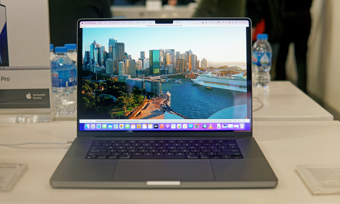 MacBook Pro giá 93 triệu đồng về Việt Nam