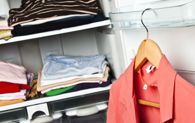 Vì sao không nên cất tiền trong tủ quần áo?