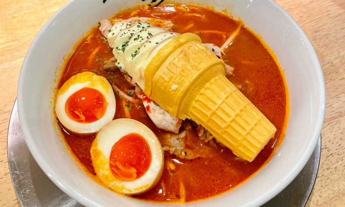 Mì ramen ăn kèm kem ốc quế