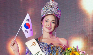 Tân Hoa hậu Trái đất mặc thiết kế Việt khi đăng quang