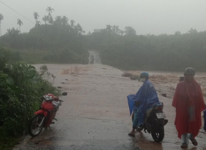 Lũ cuồn cuộn làm ngập nhiều cầu miền núi