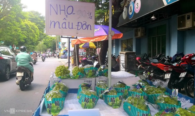 Nho mẫu đơn giá rẻ xuống phố Sài Gòn