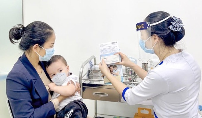 Tốn kém vì phải đưa con đi tiêm vaccine dịch vụ