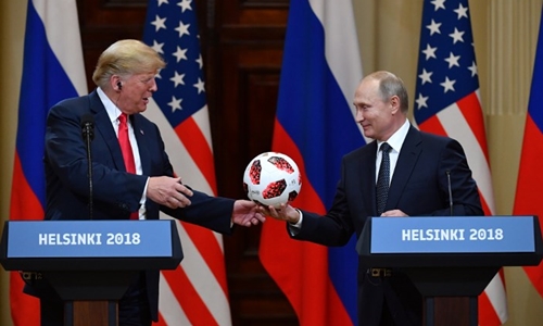 Con trai Trump liệu có được giữ quả bóng Putin tặng?