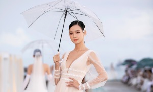 Thí sinh Miss World Việt Nam diễn thời trang dưới mưa