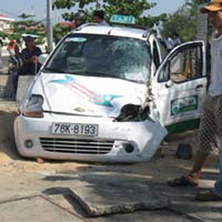 Taxi húc xe máy rồi tung 3 vòng trên không