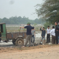 Náo loạn vì ngân hàng hủy tài liệu cũ 