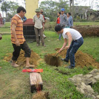 Bé mất tai, cụt tay bị bỏ trôi sông 