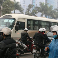 Bến xe kẹt cứng, taxi "hốt bạc" 