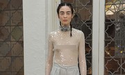 'Cô dâu' khoe ngực trần trên sàn catwalk