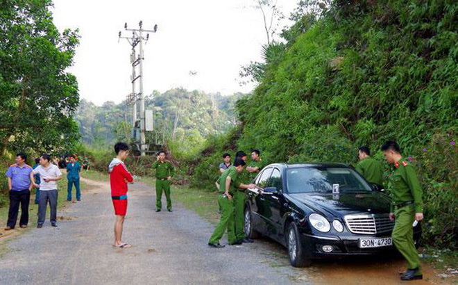 Vụ 3 người trong gia đình tử vong: Cửa xe Mercedes không khóa, người mẹ vẫn ôm con trai