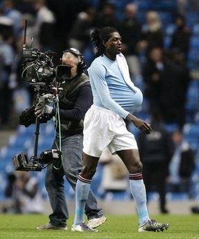  Adebayor đi vào lịch sử trong trận đại thắng của Man City 