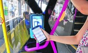 Người Singapore dùng điện thoại trả tiền xe bus