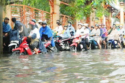 Cận cảnh đường Sài Gòn 'sóng sánh' như sông