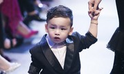 Con trai Hoa hậu Diễm Hương ngơ ngác catwalk cùng mẹ