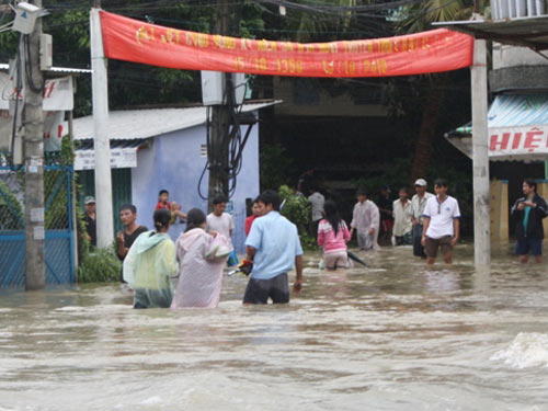  Mưa lũ dồn dập Nam Trung Bộ 