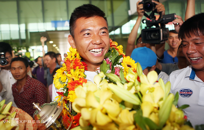 Lý Hoàng Nam mang Cup vô địch đôi trẻ Wimbledon về nước