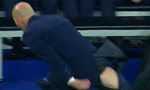 Zidane rách quần sau pha hỏng ăn của Benzema